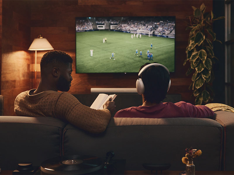 Sonos-Ace-mit-Soundbar-beim-Fussball